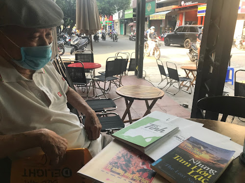 a Bên những tác phẩm