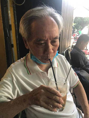 g Nhấm nháp ly cà phê sáng