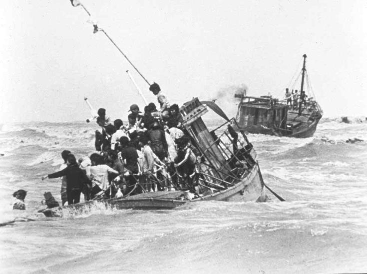 Sinking refugees south china seaR