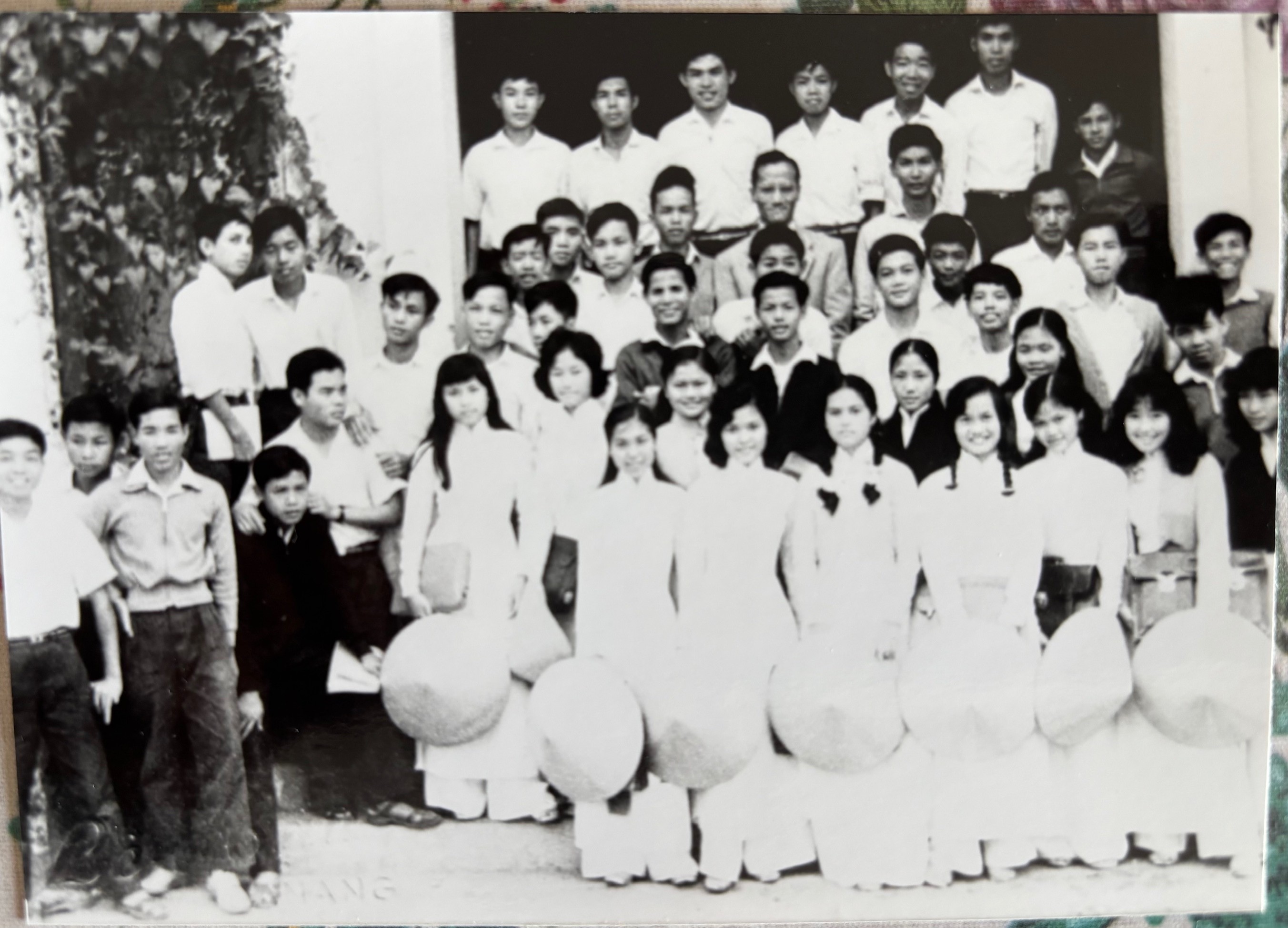 Thầy Trần Ngọc Quê và lớp đệ tứ 2 nk 1960 1961