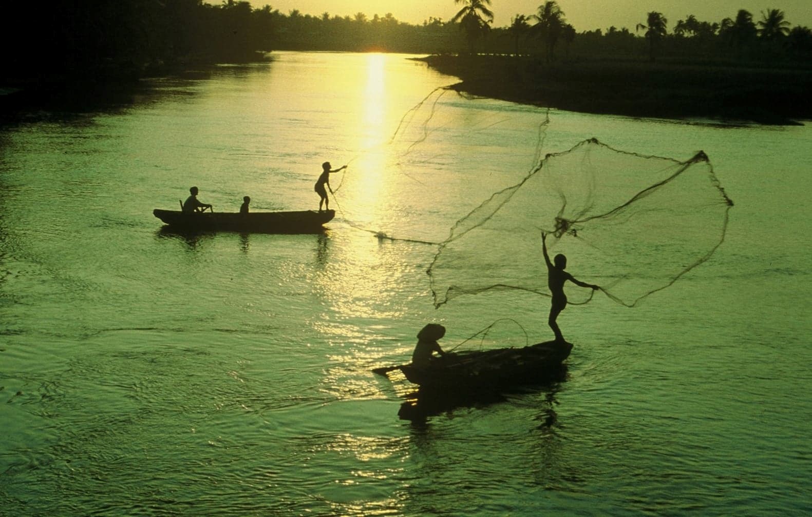 tren dong song que huong
